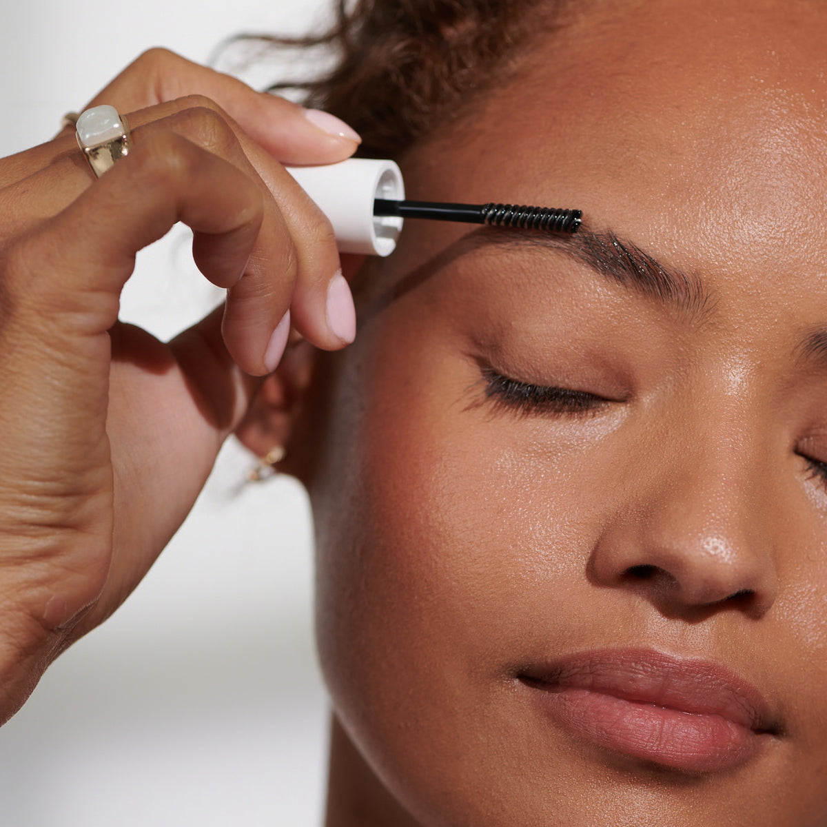 Brow serum to condition, moisturise, help grow and thicken brows.